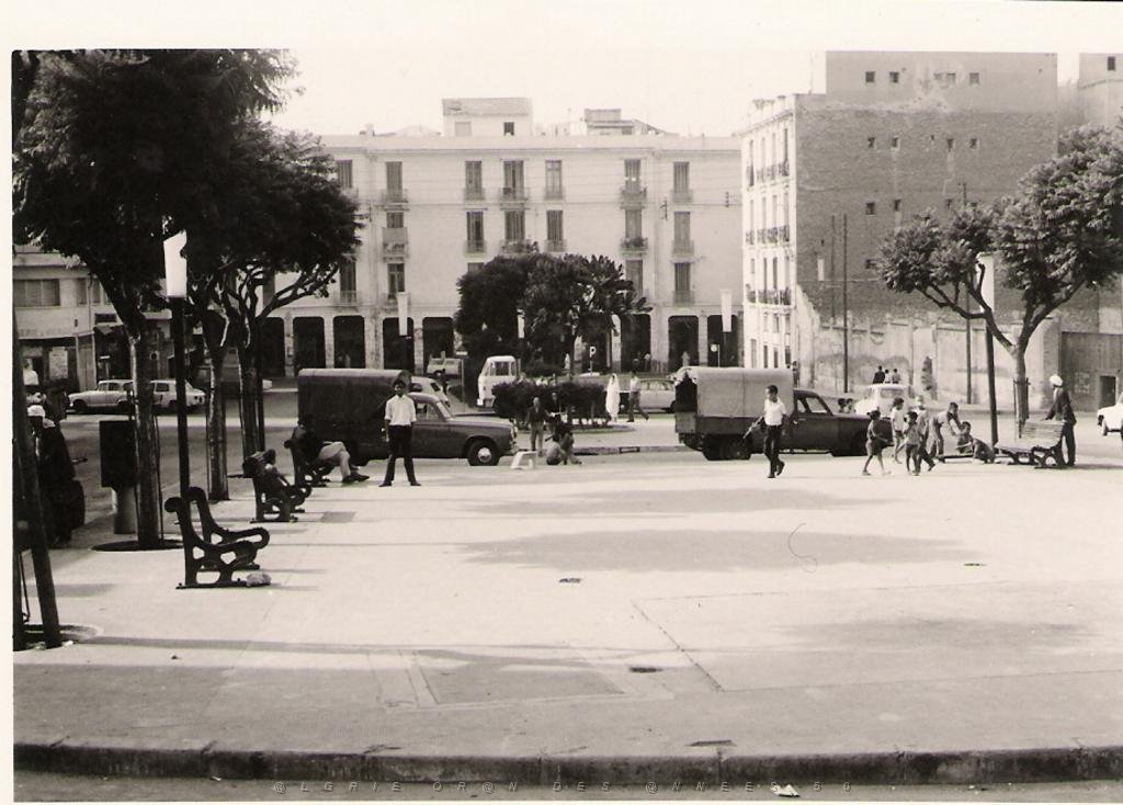 08 ORAN 1972 PLACE HOCHE A DROITE STADE DU CAID AVEC LES ARCADES AU FOND.JPG